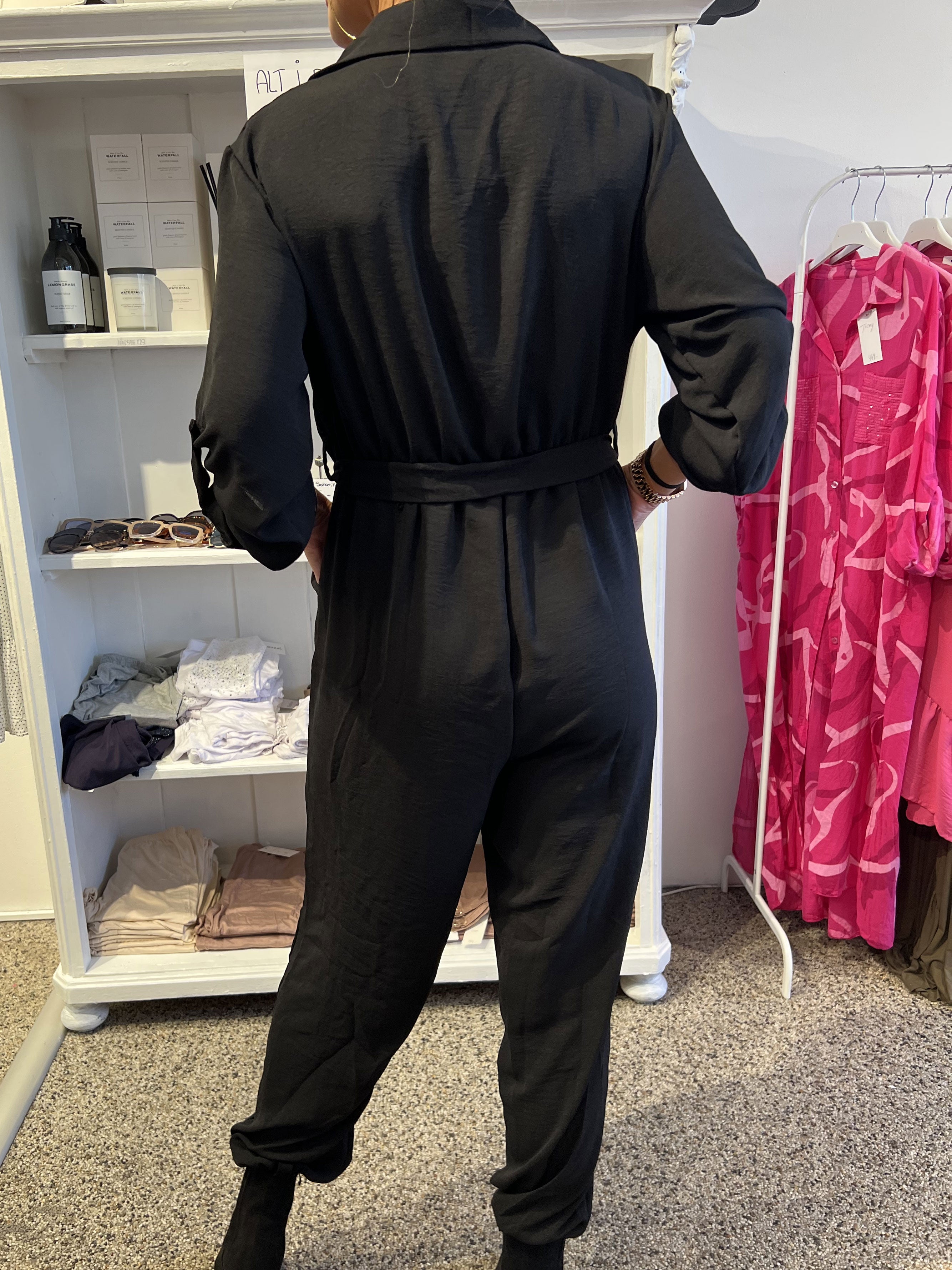 Malina Sleeve - Buksedragt med guld knapper